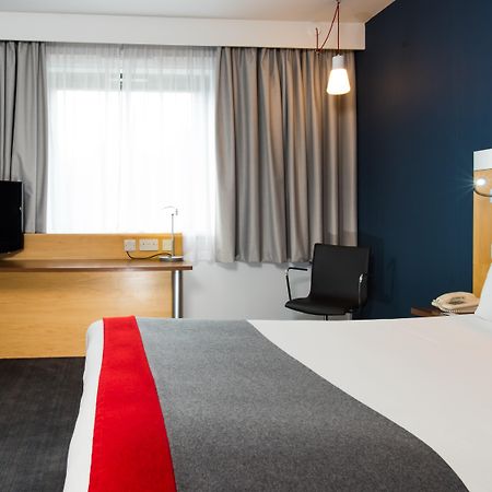 Holiday Inn Express Stevenage By Ihg Exterior photo