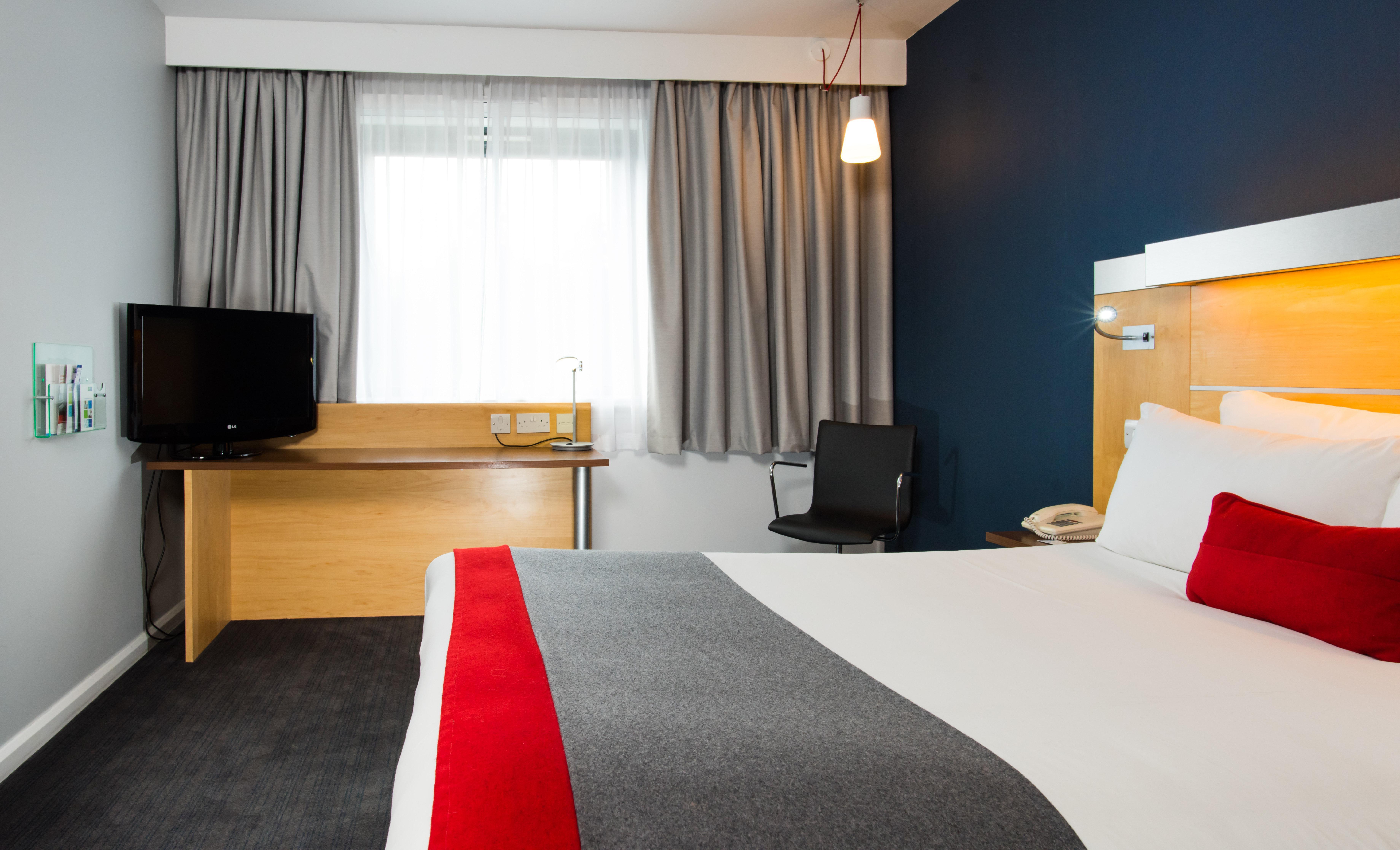 Holiday Inn Express Stevenage By Ihg Exterior photo