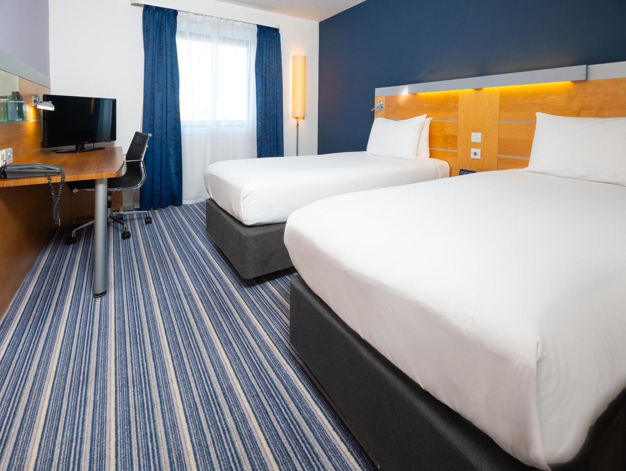 Holiday Inn Express Stevenage By Ihg Exterior photo