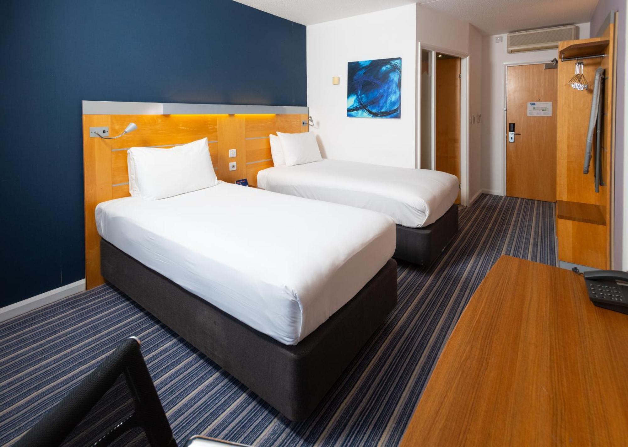 Holiday Inn Express Stevenage By Ihg Exterior photo