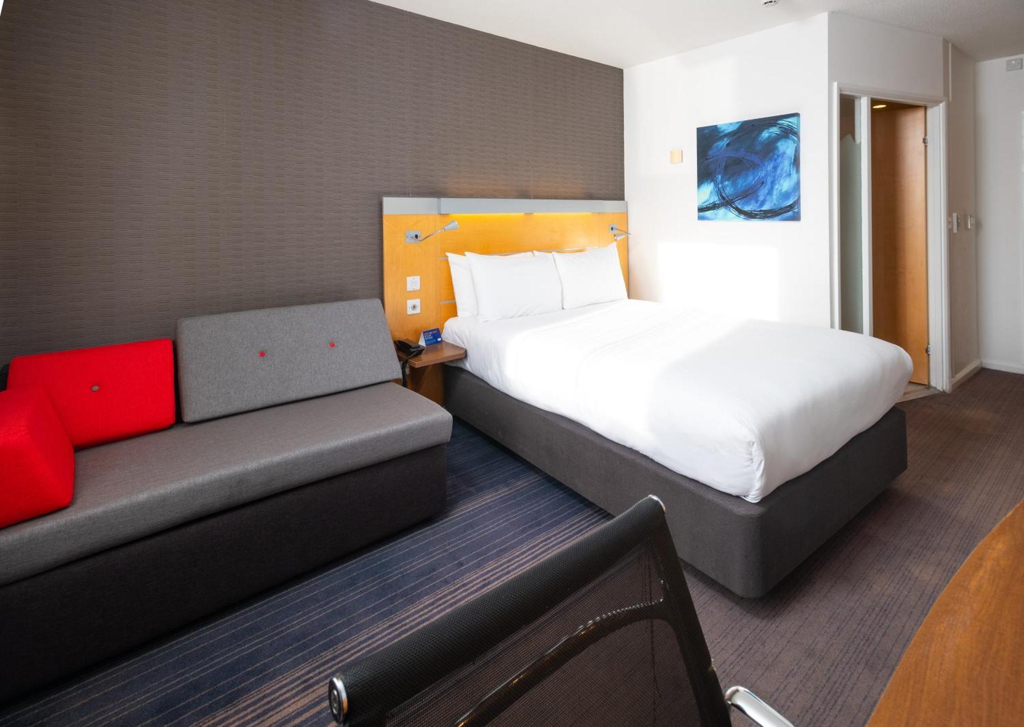 Holiday Inn Express Stevenage By Ihg Exterior photo