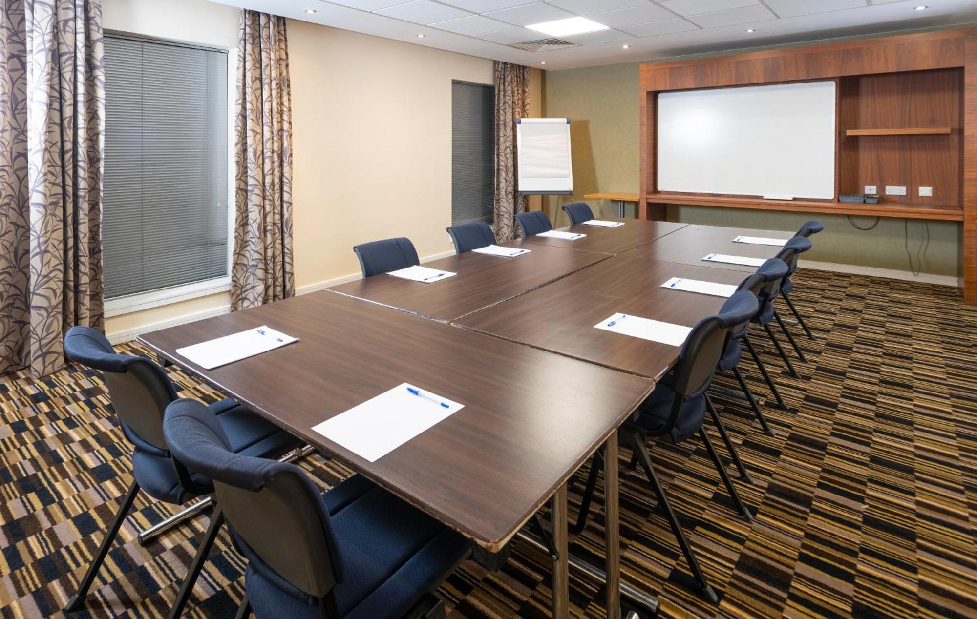 Holiday Inn Express Stevenage By Ihg Exterior photo