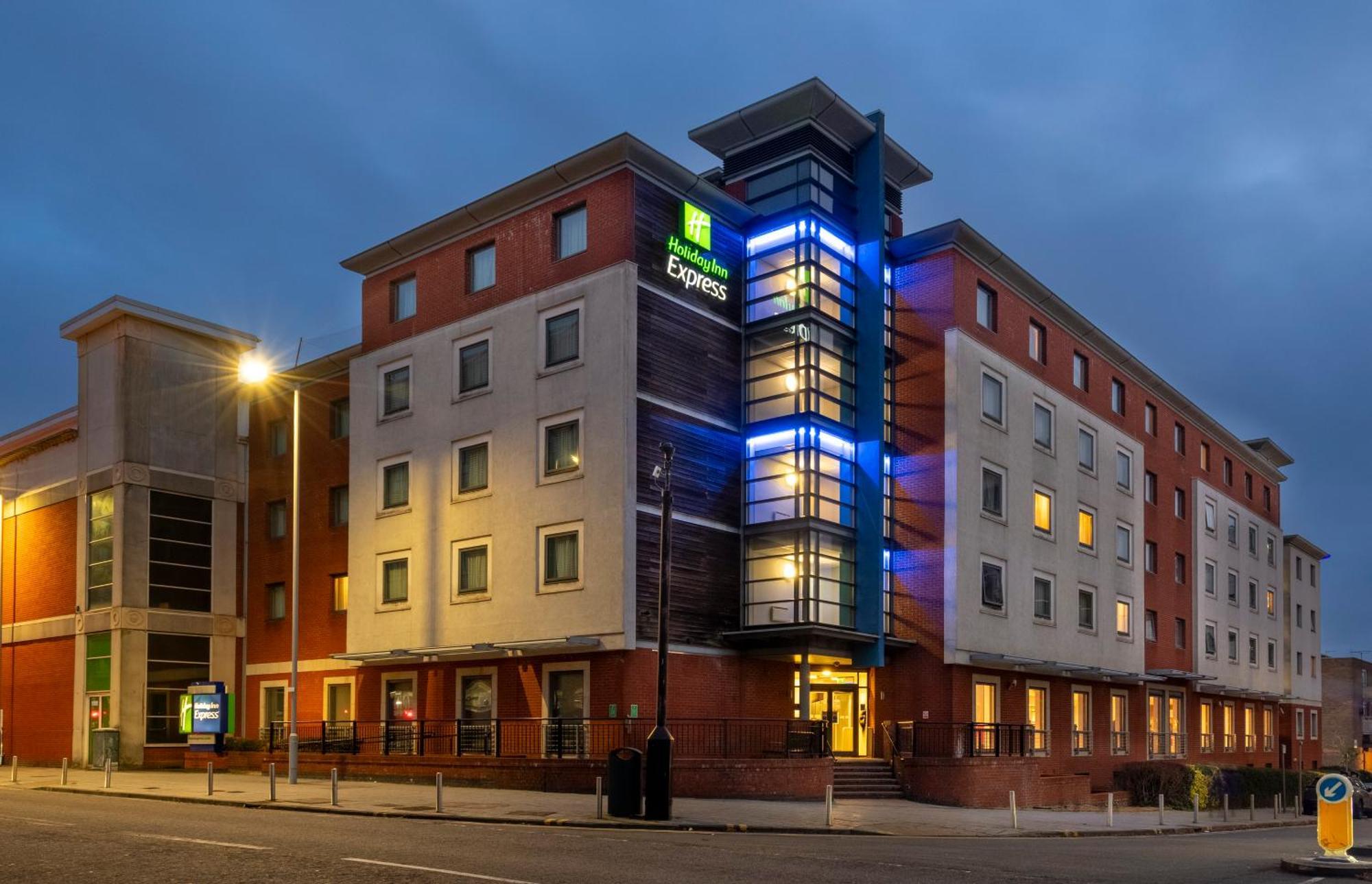 Holiday Inn Express Stevenage By Ihg Exterior photo