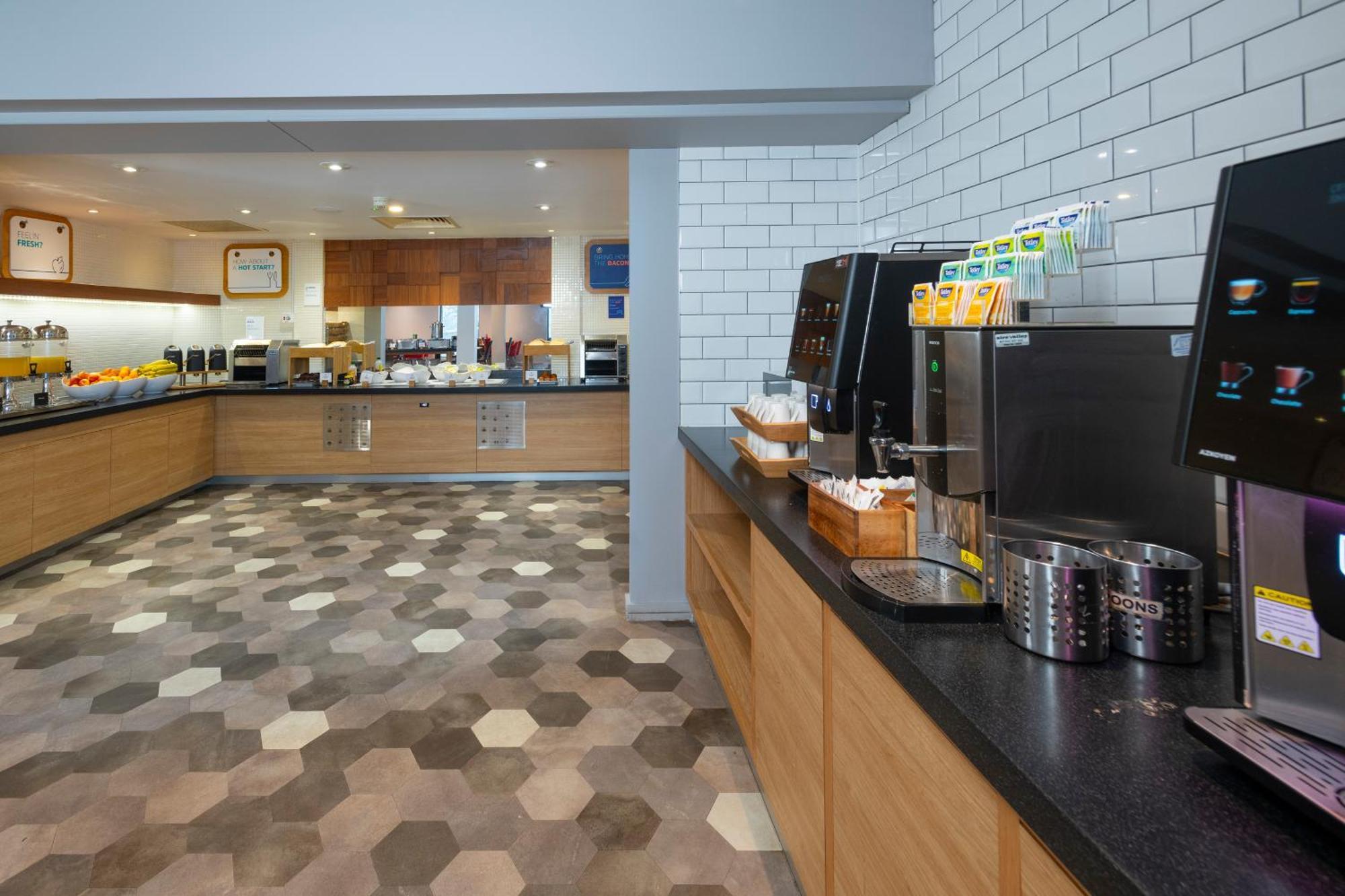Holiday Inn Express Stevenage By Ihg Exterior photo