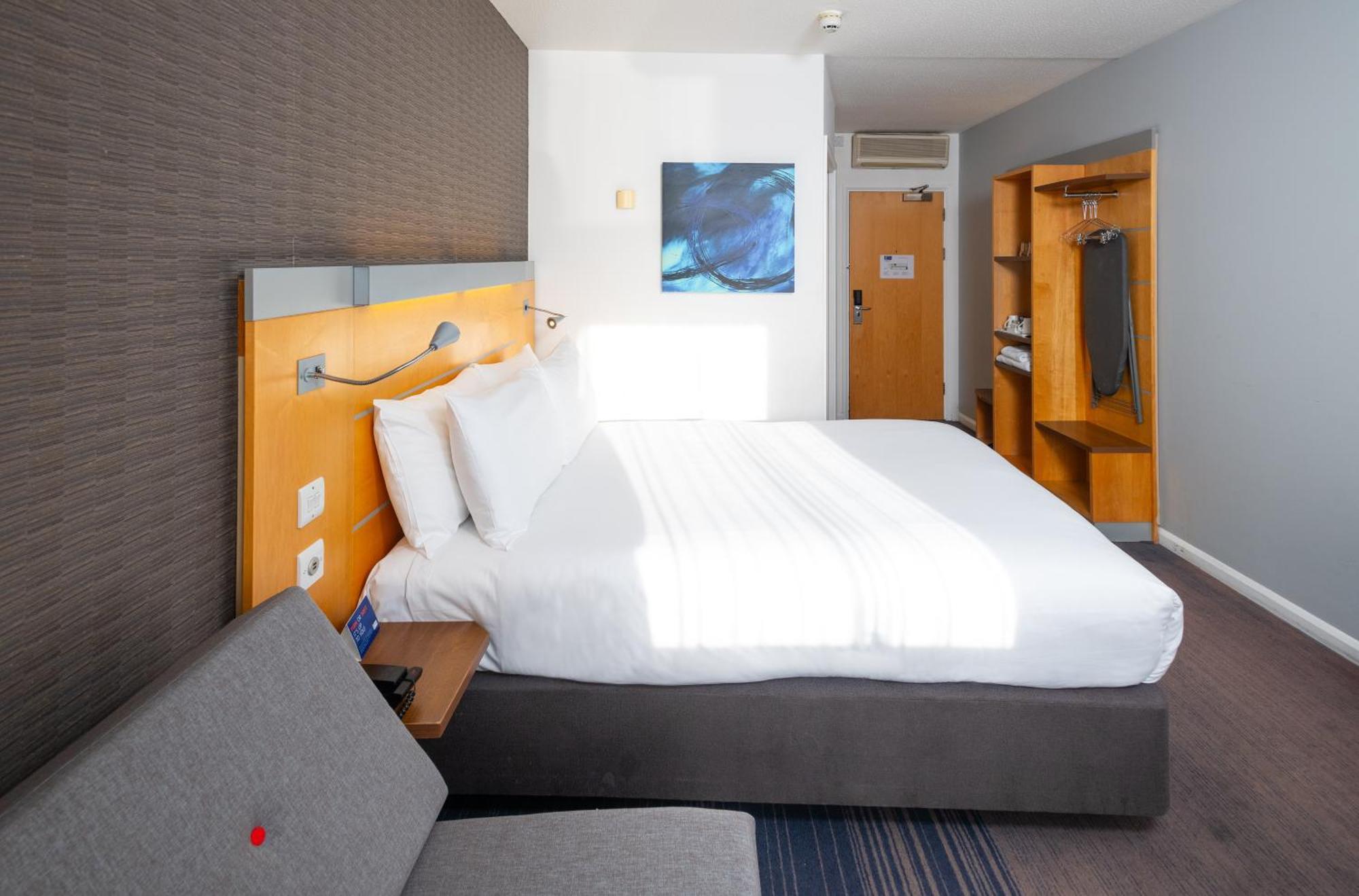 Holiday Inn Express Stevenage By Ihg Exterior photo