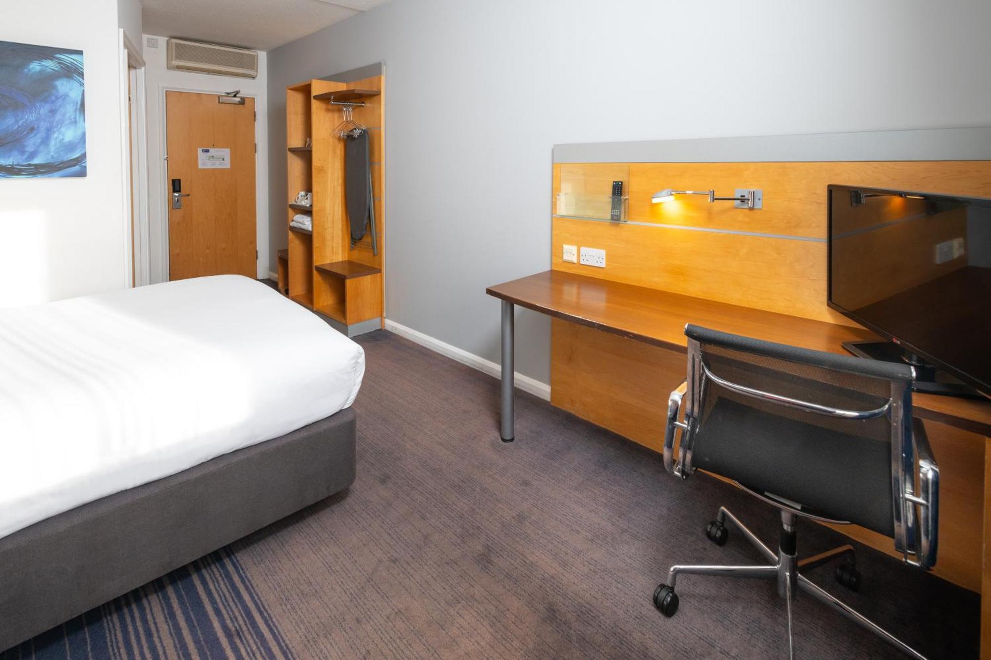 Holiday Inn Express Stevenage By Ihg Exterior photo