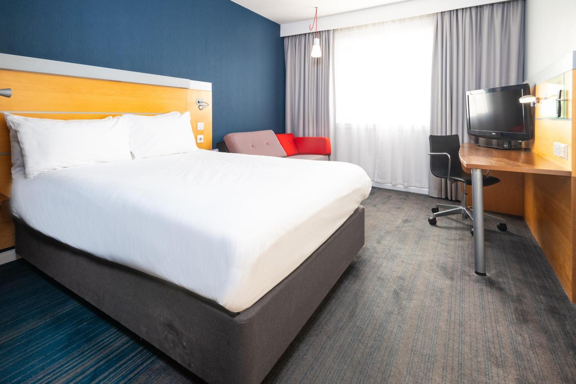 Holiday Inn Express Stevenage By Ihg Exterior photo
