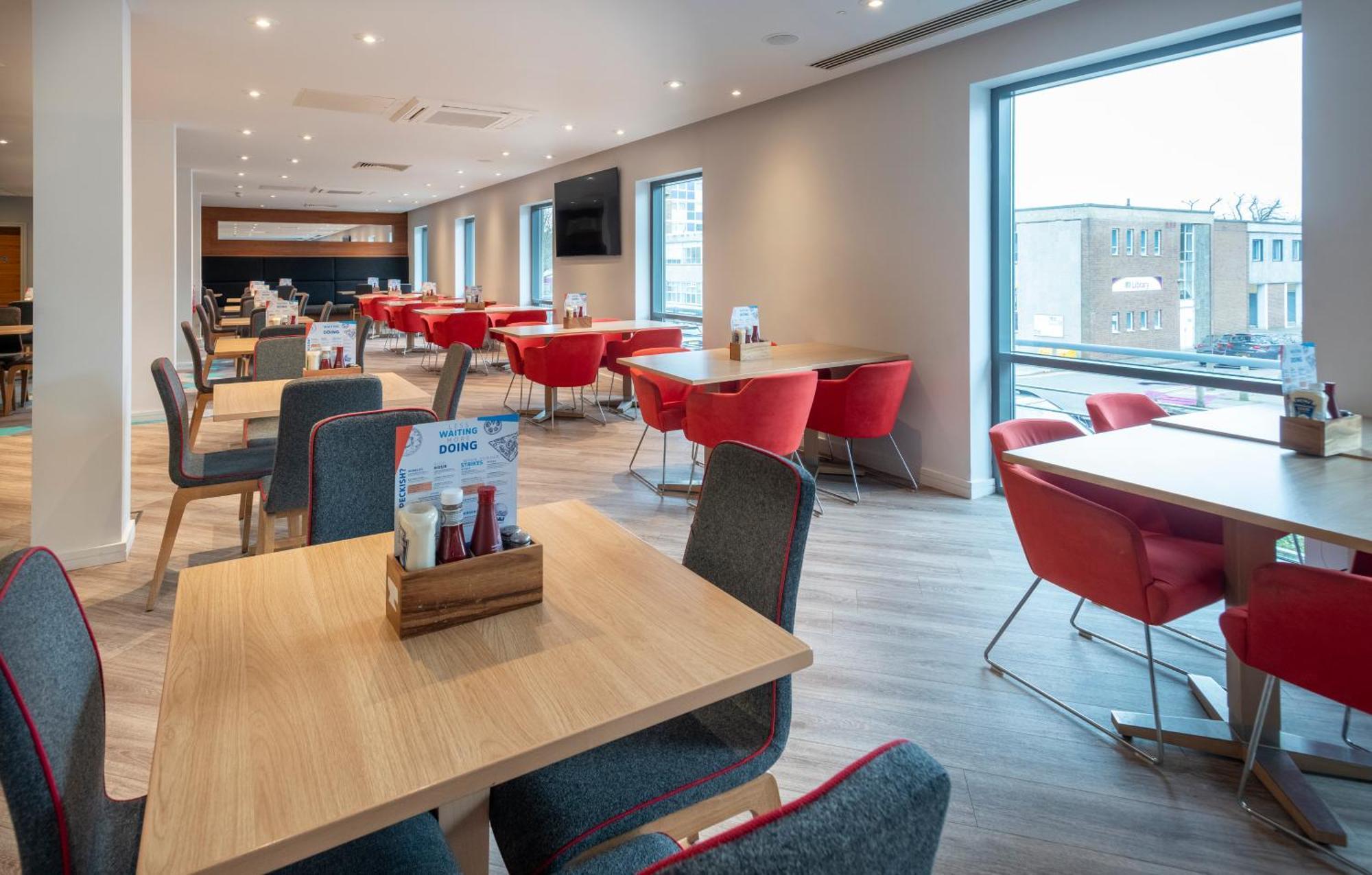 Holiday Inn Express Stevenage By Ihg Exterior photo