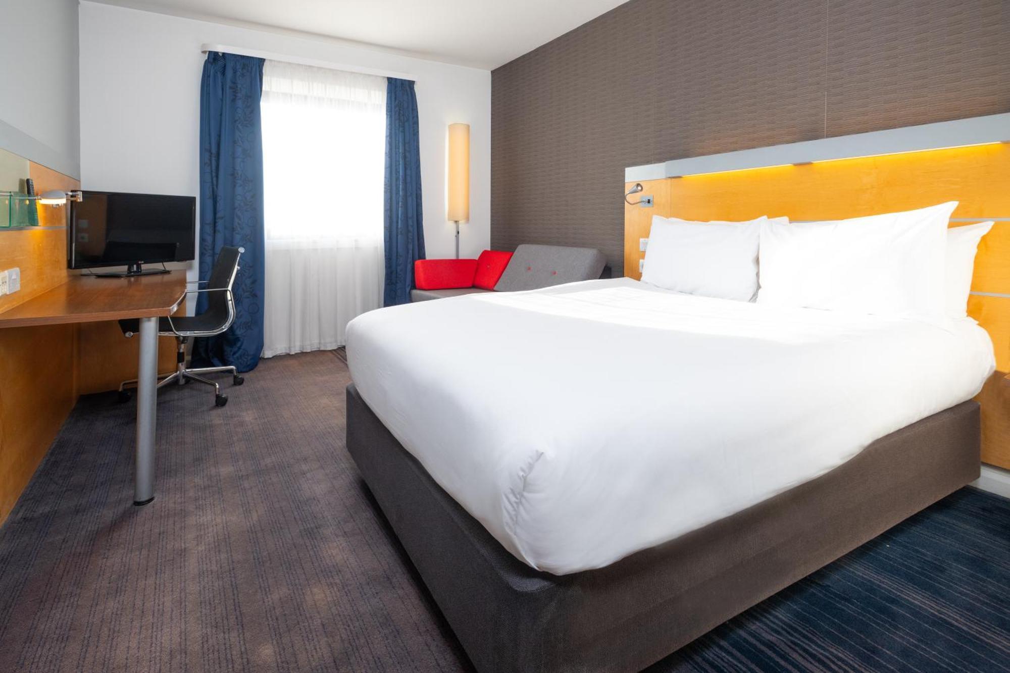 Holiday Inn Express Stevenage By Ihg Exterior photo