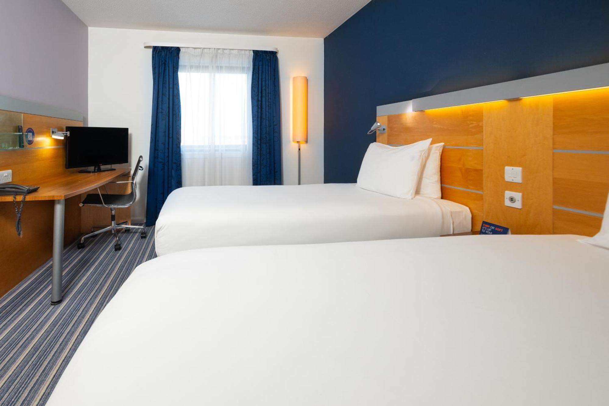 Holiday Inn Express Stevenage By Ihg Exterior photo