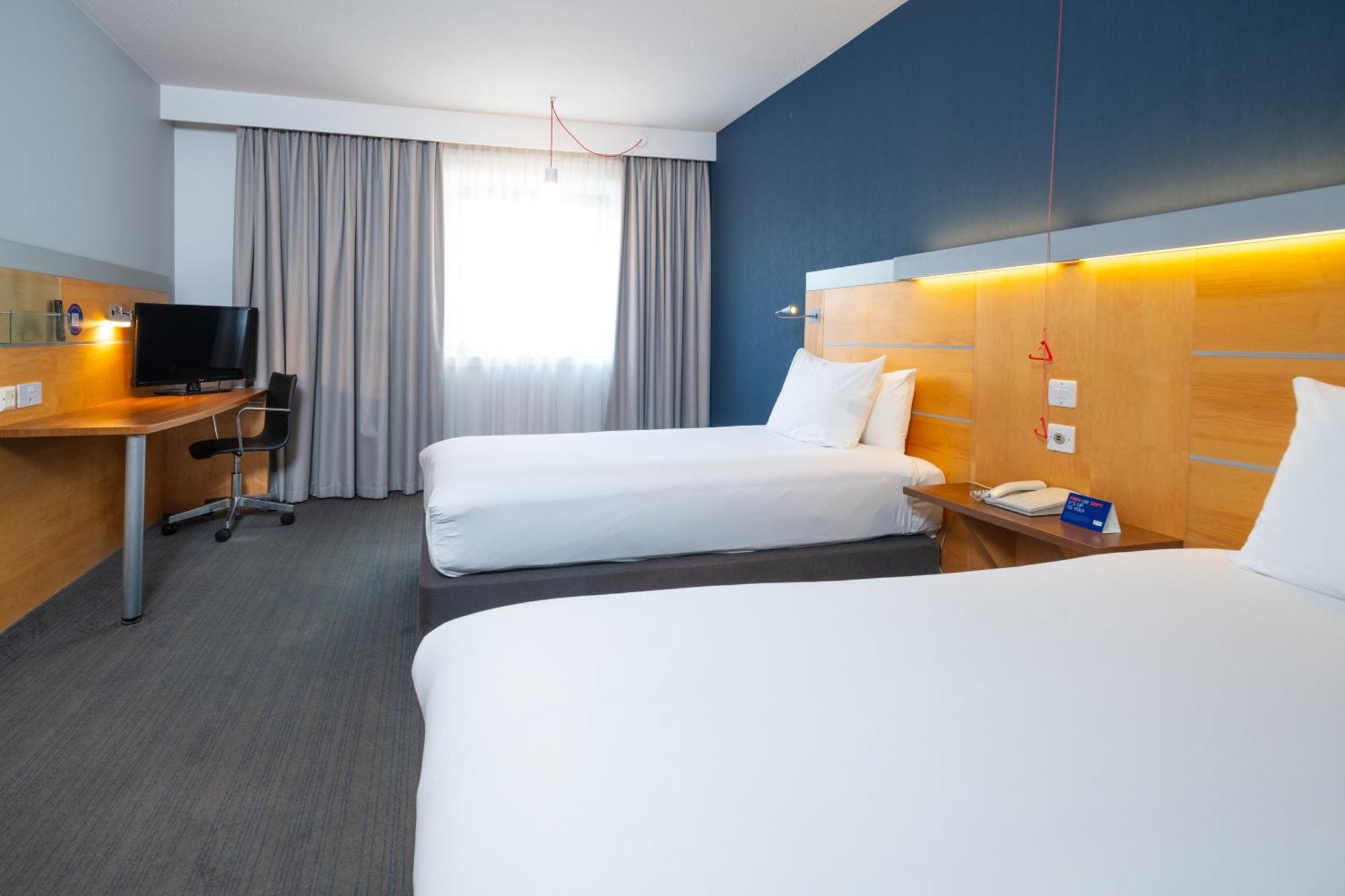 Holiday Inn Express Stevenage By Ihg Exterior photo