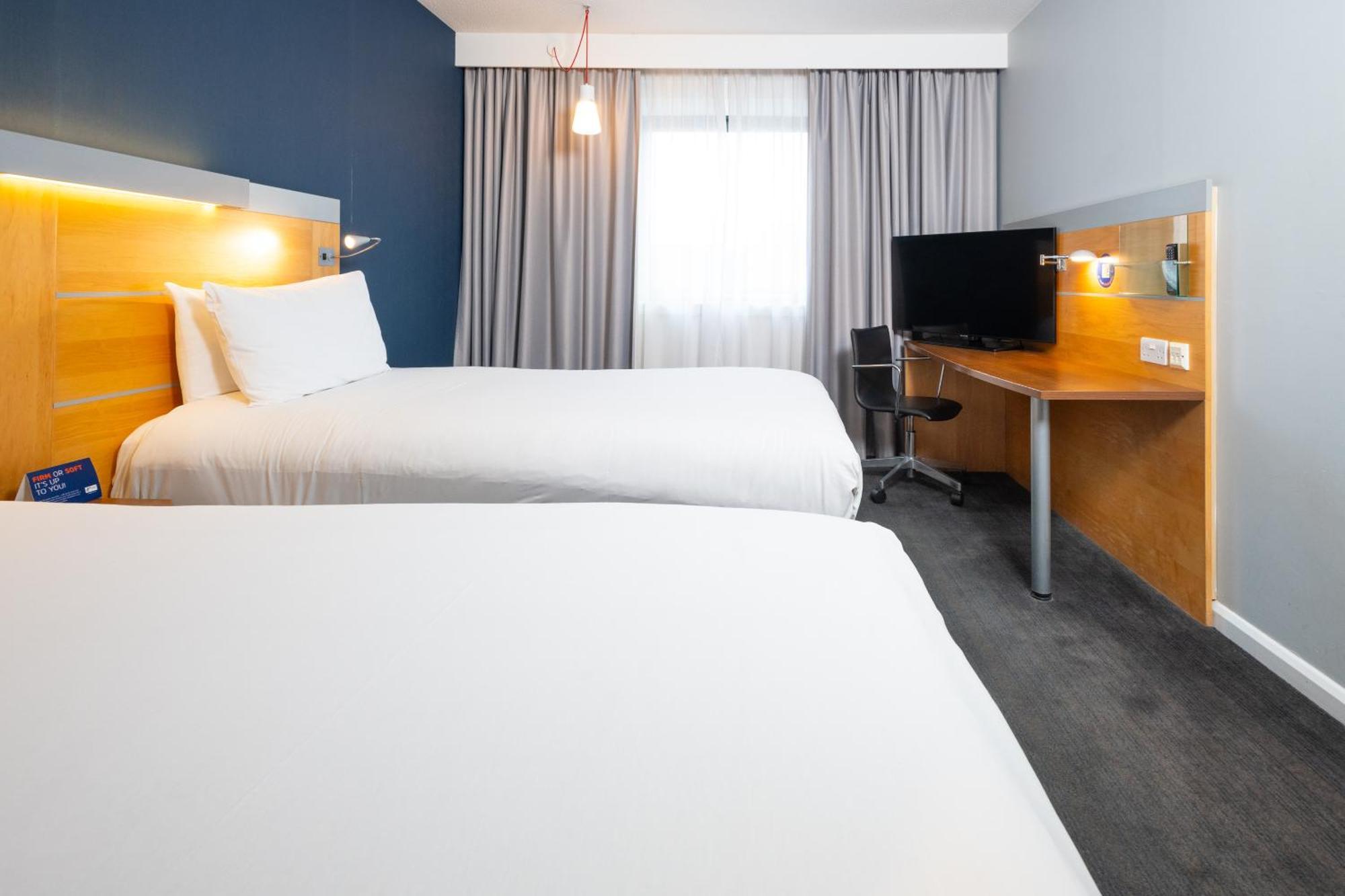 Holiday Inn Express Stevenage By Ihg Exterior photo