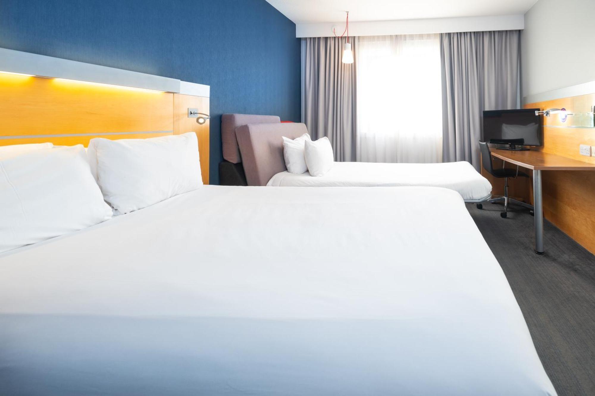 Holiday Inn Express Stevenage By Ihg Exterior photo