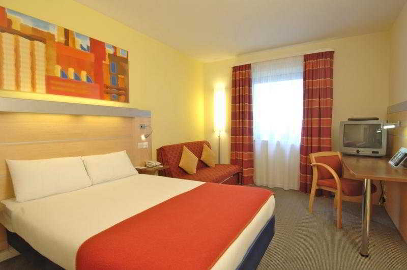 Holiday Inn Express Stevenage By Ihg Exterior photo