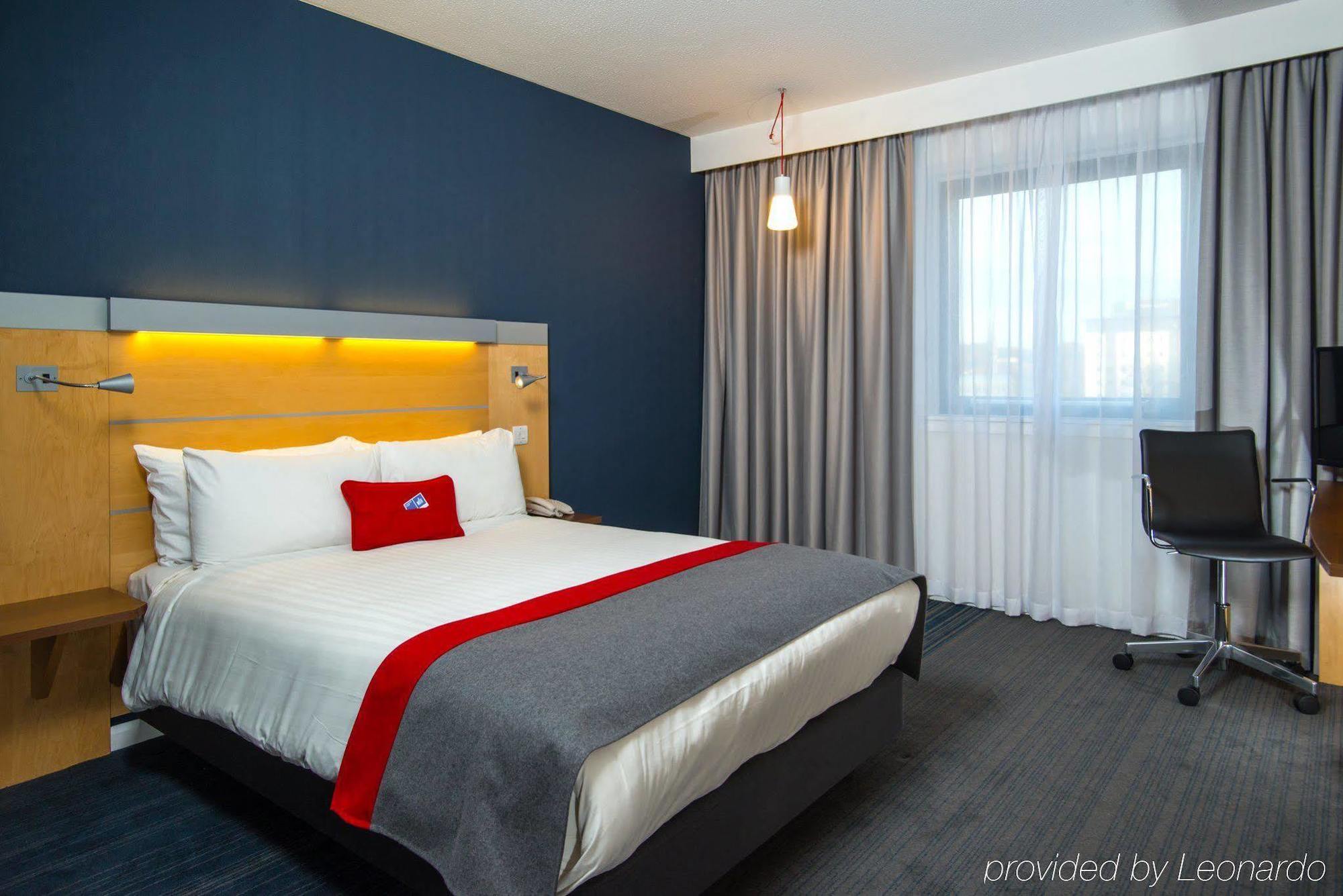 Holiday Inn Express Stevenage By Ihg Exterior photo