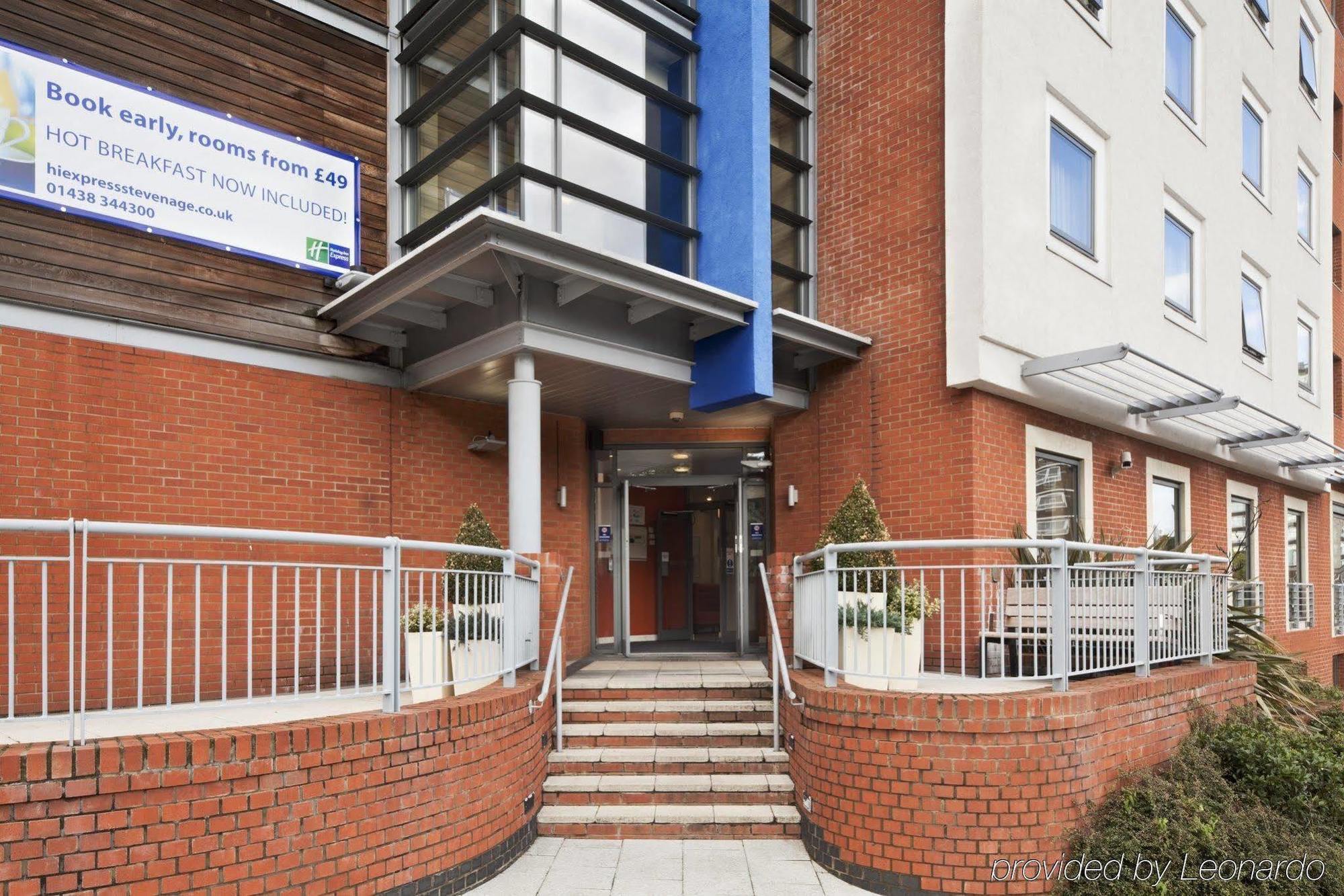 Holiday Inn Express Stevenage By Ihg Exterior photo