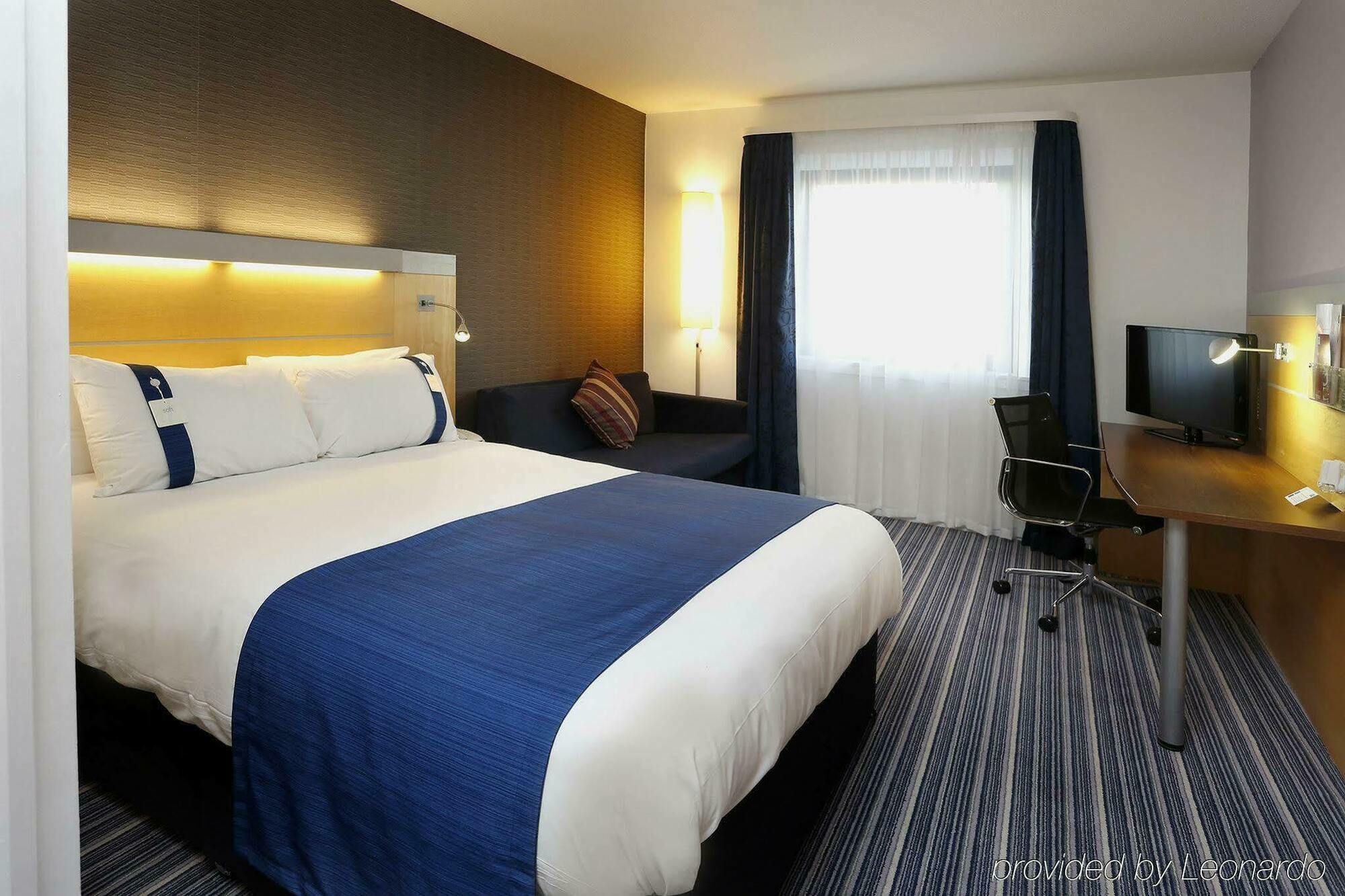 Holiday Inn Express Stevenage By Ihg Exterior photo